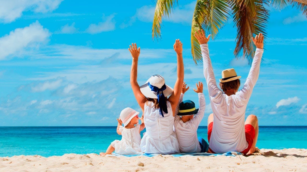 familia católica en la playa educando hijos